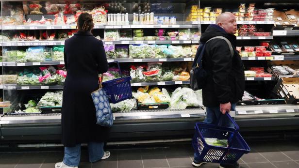 UK inflation rate falls to 3.2 percent in November