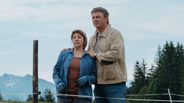 Dr. Martin Gruber (Hans Sigl, r.) und Lisbeth Gruber (Monika Baumgartner) beobachten Notlandung eines Segelflugzeugs