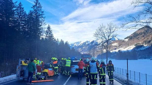 Unfallszenerie in Vorarlberg nach Kollision zweiter Pkw