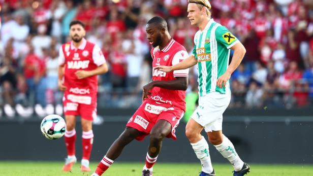 Sadik Fofana im Duell mit einem Rapid-Spieler.