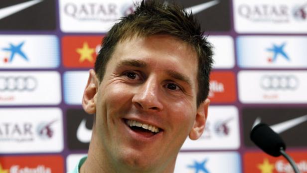 Barcelona&#039;s Lionel Messi smiles during a news conference after a training session at Ciutat Esportiva Joan Gamper in Sant Joan Despi near Barcelona, July 17, 2013. REUTERS/Gustau Nacarino (SPAIN - Tags: SPORT SOCCER)  