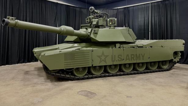 Kampfpanzer M1E3 der US Army mit Raketenwerfer auf dem Turm in einer Messehalle.