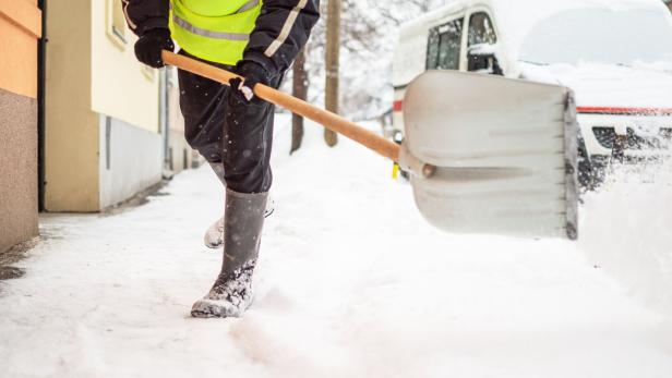 Mann mit Schneeschaufel