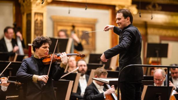  Augustin Hadelich und Alexander Soddy  beim Konzert. 
