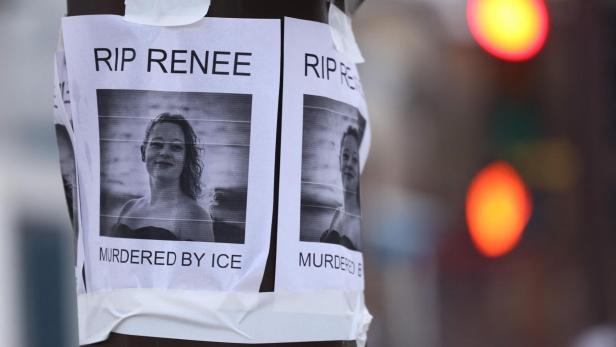 Von Demonstranten aufgehängte Flyer, die Renee Nicole Good zeigen.