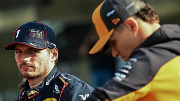 Max Verstappen schaut zu Weltmeister Lando Norris.