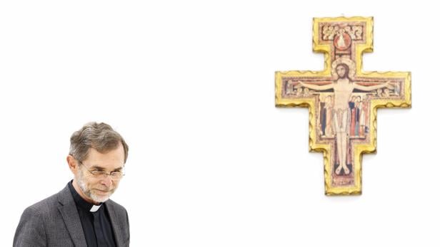 Josef Grünwidl unter einem Kreuz.