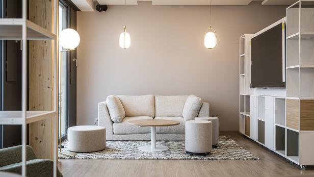 Lounge mit hellem Sofa