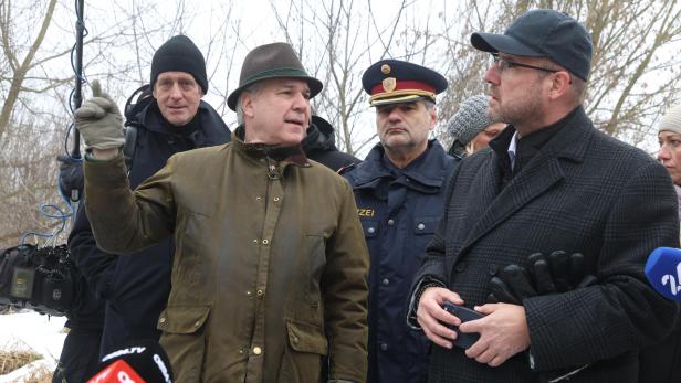 Lokalaugenschein für den parlamentarischen Untersuchungsausschuss am Fundort der Leiche von Christian Pilnacek an einem Nebenarm der Donau in Rossatz-Arnsdorf.