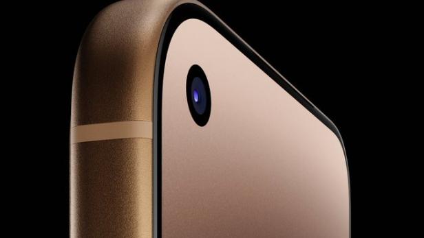 Nahaufnahme eines Smartphones mit Kameraloch am linken oberen Displayrand.