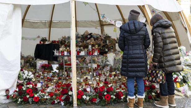 BLUMEN, KERZEN, BAR, CLUB, FEUER, FEUERSBRUNST, BRAND, TRAUER, GEDENKEN, "LE CONSTELLATION", GEDENKEN, DEEPL,