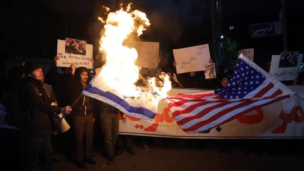 Iranian students protest in front of the British embassy in Tehran