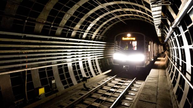 Ubahnfahrt durch Tunnel