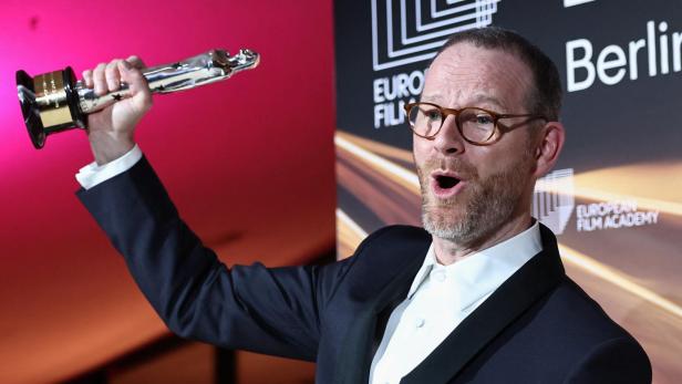 Joachim Trier wurde für seinen Film "Sentimental Value" in Berlin ausgezeichnet. 