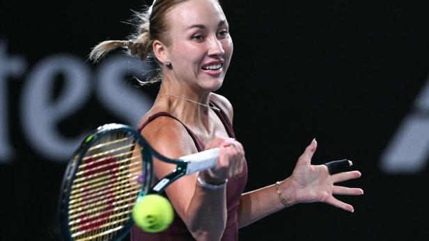  Anastasia Potapova schlägt auf einen Ball.