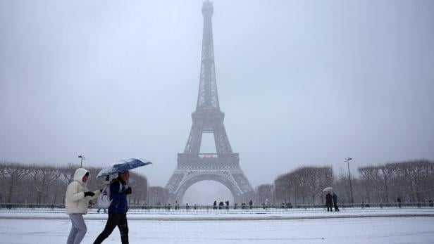 Snow and freezing temperatures hit Paris