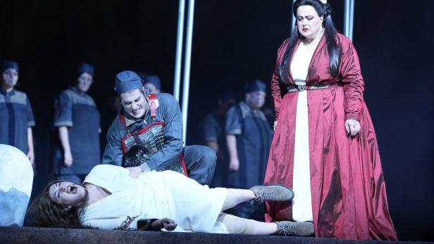 Liù (Erica Eloff, vorne), Ping (Alexander York) und Turandot (Elena Batoukova-Kerl, rechts).