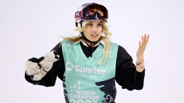 Anna Gasser reagiert nach einem Lauf (Archivbild)