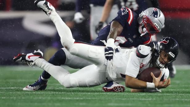 Ein Spieler der Houston Texans hält den Ball auch am Boden fest.