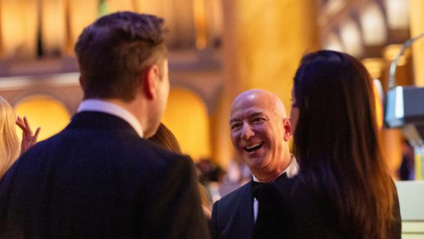 Sie haben gut lachen: Milliardäre wie Elon Musk und Jeff Bezos werden immer reicher.