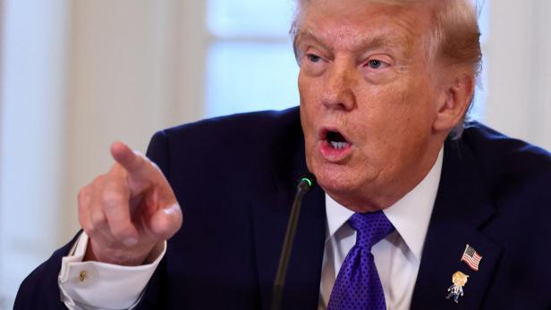 Donald Trump spricht energisch und zeigt mit dem Finger nach vorne.