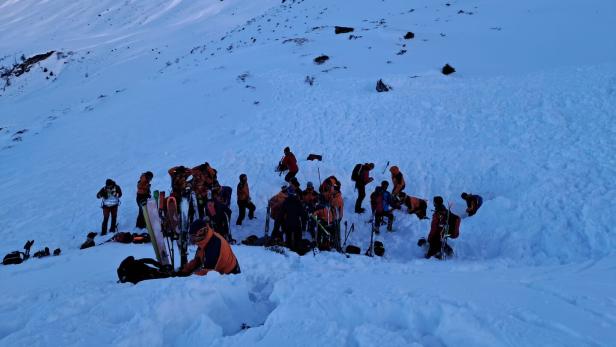 Bergretter im Schnee