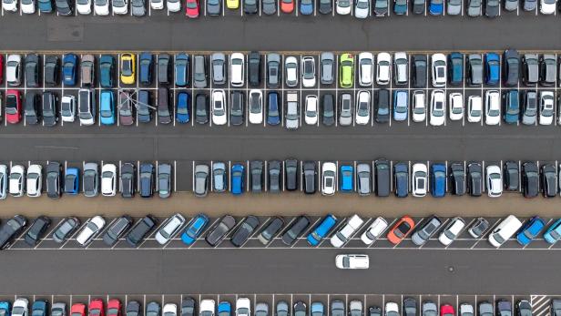 Parkplatz mit geparkten Autos von oben