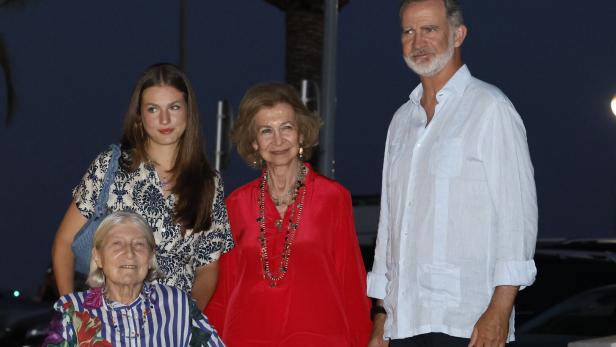 Spaniens König Felipe VI., Prinzessin Leonor, Altkönigin Sofía und ihre Schwester Irene von Griechenland (links)