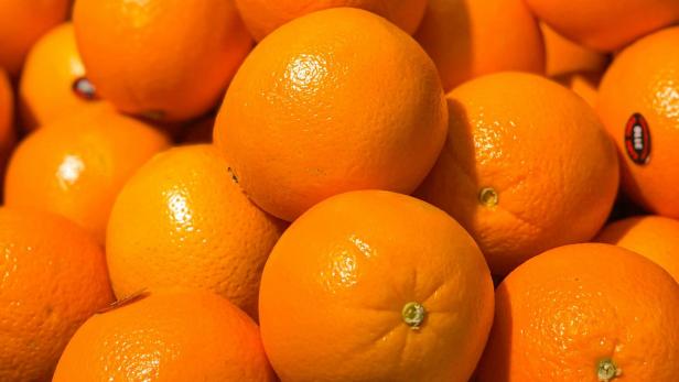 Mehrere Orangen liegen aufeinander