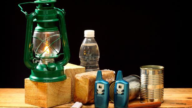 Dinge zur Vorsorge: Petroleum-Laterne, Wasser, Holzscheite, Konserven und mehr. 