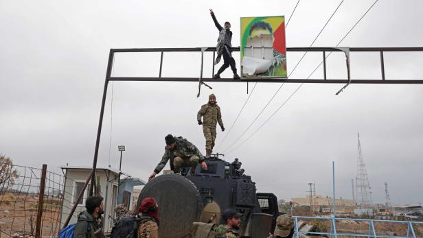 Soldaten entfernen  Symbole der Autonomie in der eroberten Stadt ath-Thaura.