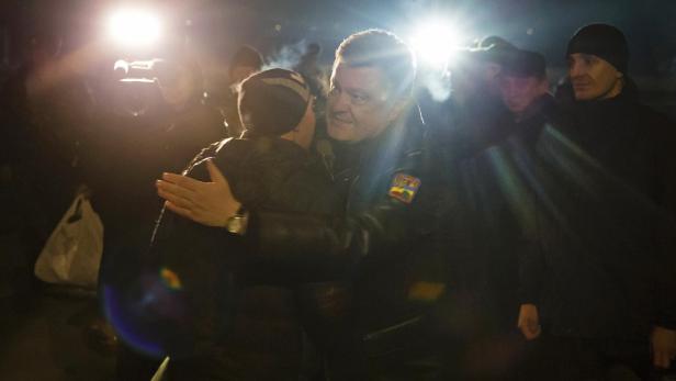 Eine Umarmung vom Präsidenten: Petro Poroschenko grüßt die freigelassenen Soldaten,