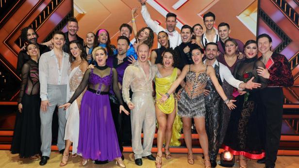 Let's Dance-Kandidaten posieren für Gruppenfoto