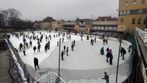 Menschen auf einem Eislaufplatz