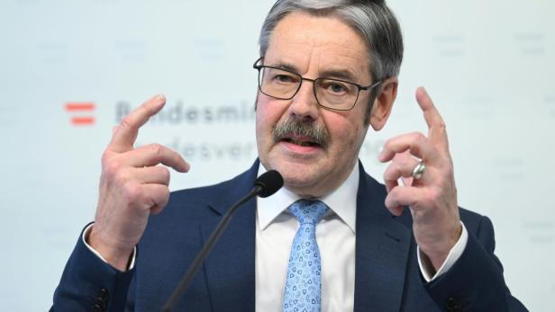 Erwin Hameseder gestikuliert vor einem Mikrofon.