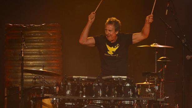 Midnight Oil perform in Sydney