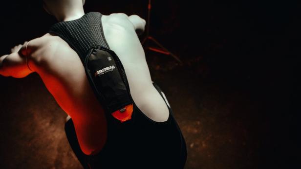 Eine Schaufensterpuppe trägt eine Radhose mit integriertem Aerobag-Airbag-System am Rücken.