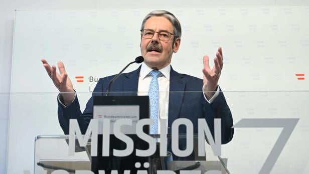 Erwin Hameseder gestikuliert vor einem Mikrofon.