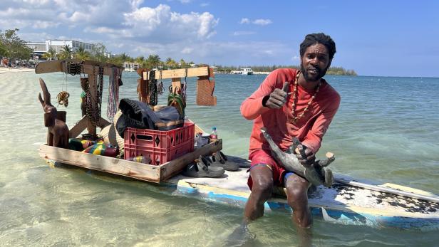 Mobiler Verkaufsstand auf dem Wasser: Souvenirverkäufer am Strand von Montego Bay.