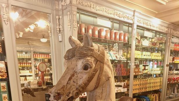 Holzpferd in einem Geschäft in Lissabon