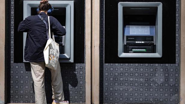 FILES-FRANCE-ECONOMY-BANKING