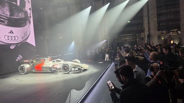 Journalisten und Influencer fotografieren den neuen F1-Audi.