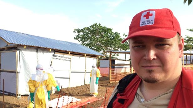 Einsatz in der Todeszone: Der Allgemeinmediziner Michael Kühnel kämpfte in diesem Jahr zwei Mal in Westafrika - auch mit den Tränen