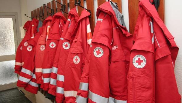 An einer Garderobe hängen mehrere rote Jacken des Österreichischen Roten Kreuzes.