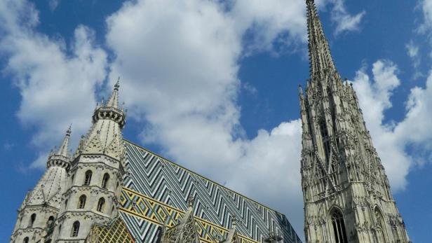 Blick auf den Wiener Stephansdom bei blauem Himmel