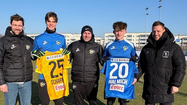 SKN-Sportdirektor Christoph Freitag (li) und Akademie-Geschäftsführer Alex Gruber (re) sich mit Coach Cem Sekerlioglu (M) und den U17-Vizeweltmeistern Paul Pius Scharner und Julian Halmich