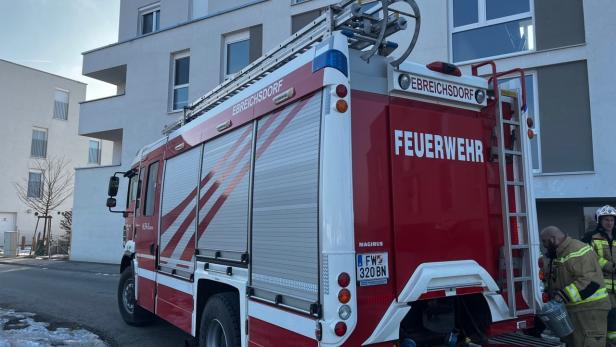 Feuerwehrauto steht vor einem Gebäude