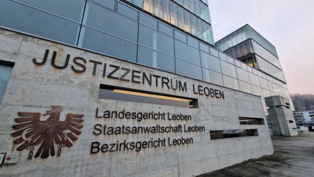 Das Justizzentrum Leoben mit Landes-, Staats- und Bezirksgericht Leoben ist an der Fassade beschriftet.