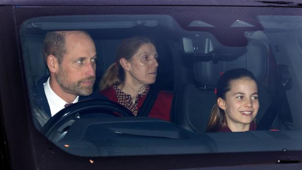 Prinz William fährt mit Kindermädchen Maria Teresa Turrion Borrallo und Tochter Charlotte im Auto.