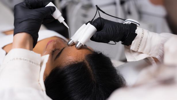 Eine Frau erhält eine Kosmetikbehandlung. 